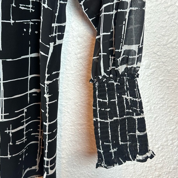 Calvin Klein Women's Printed Chiffon Peasant Blouse- Size Small - Picture 5 of 7